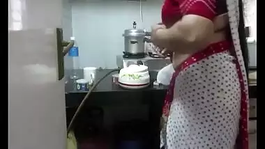 Hot Mother In Girlfriend Ki Maa Ko Kitchen Me Jabardasti Choda Jab Vo Room Me So Rhi Thi - Fuck Girlfriend Mom In Kitchen