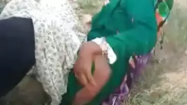 Boy fucks Desi in field in front of XXX cameraman making MMS video