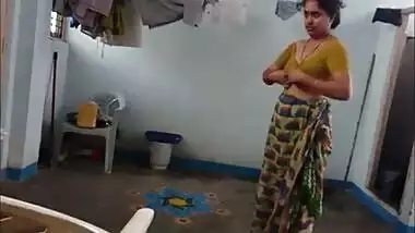 Desi is caught on the XXX camera exposing her sex boobies in bathroom