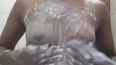 Desi Aurat Apne Pati Ko Soap Se Massage Karke Dikhaate Huye Video Bhai Ne Chori Se Leak Krdiya Part. 1