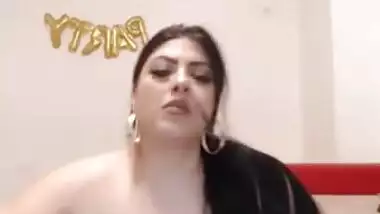 Big chubby Indian plays with her pussy on cam
