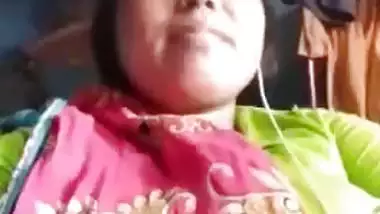 Amateur Desi MILF spreads legs to show XXX pussy in solo MMS video