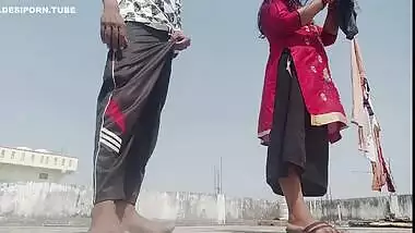 Chat Par Kapde Sukha Rahi Bahu Ko Gold Necklace Dekar Apni Havas Bhujayi ! Desi Porn Hindi