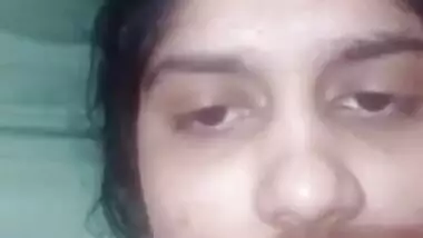 Cute Desi girl Shows Her Boobs