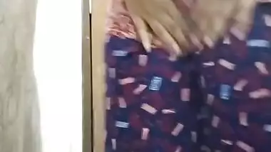 Li Ya - Kya Hua Jab Pati N Bathroom M Pakd Kis Aur K Sath