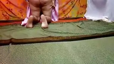 Desi opens sex tits and puts XXX bottom in camera but hides her face