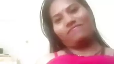 Desi XXX charmer in pink top makes an MMS video of her naked breasts