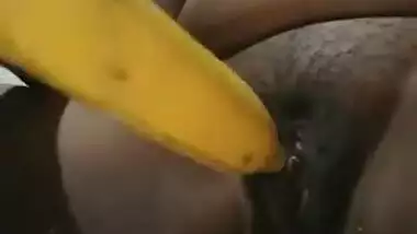 XXX pussy consumes veggie as sex toy in solo show by the Desi woman