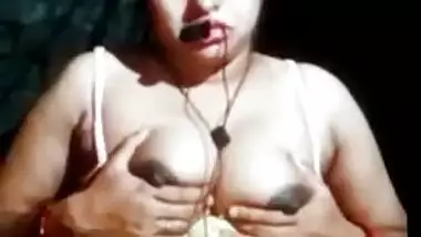 Plump Desi bhabhi gets topless to play with tits on live XXX cam