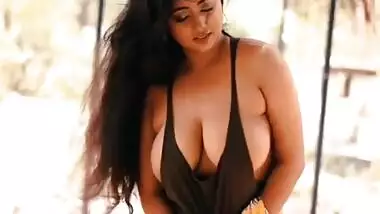 Beautiful busty Indian babe in saree have a sexy XXX photoshoot outdoor