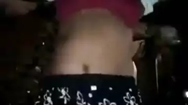 Come-hither Indian madame willingly flashes her boobies for porn shooting