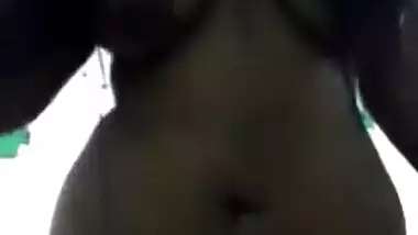 After taking a shower the Desi cutie drops the towel to show XXX parts