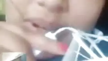 Hot look Desi Clg Girl Showing her Boobs on Video Call New Mms