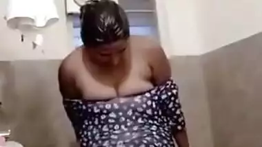 Desi woman records XXX clip of how she changes clothes in bathroom