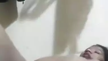 Chubby and dusky desi girl nude video making viral MMS