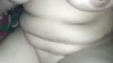 Desi housewife pulls bra up to flaunt natural XXX boobs and sex nipples