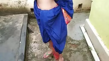 Sonali Bhbahi Ghar Ke Pichwade Me Mutate Huye Or Apne Mote Boobe Dikhaye