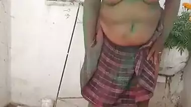 Holi nude video of Randi bhabhi in colors