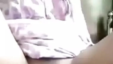 Desi webcam whore actively XXX fingers her pussy for a guy to cum