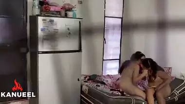 PAREJA DE LESBIANAS CALIENTES ES PILLADA FOLLANDO CON JUGUETES MIENTRAS SUS MARIDOS ESTAN EN EL TRABAJO