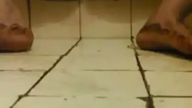 Desi girl's XXX pussy needs to be fingered in the self-made clip
