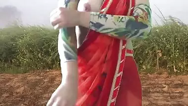 Sexy and alluring horny XXX MILF in fields nude caught by farmer