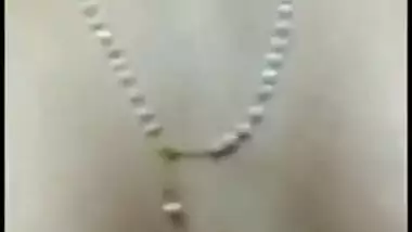 Desi girl with small boobies doesn't feel shy to expose her sexy body