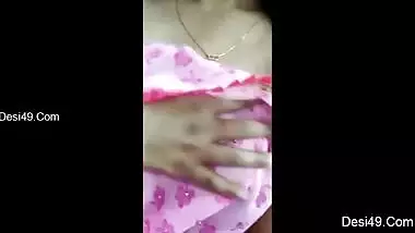 Middle-aged Desi strips like a XXX pro and flaunts her saggy boobs
