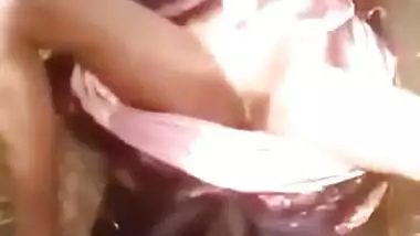 Desi bhabi In Saree Pussy Show in Outdoor! Indian aunty XXX video!