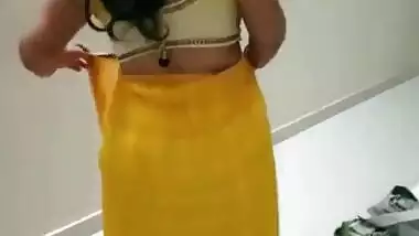 Quick sex with friendâ€™s wife MMS video