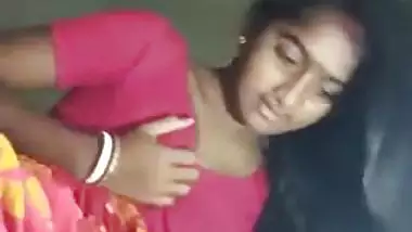 Teen Desi stunner shows young XXX pussy and fingers it in MMS clip