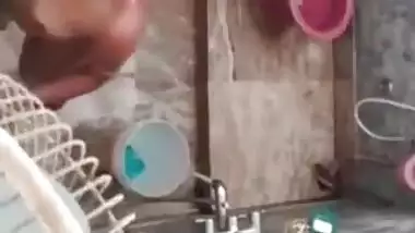 Secret watching this beautiful Desi aunty bathing nude outdoor and singing, Mms video