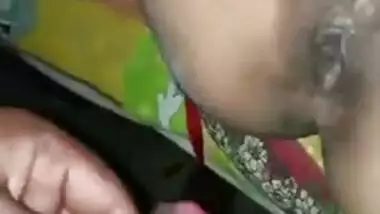 Desi XXX slut shows off shaved pussy and gets it on in MMS video