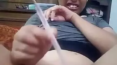 Indian with a sex body performs a XXX masturbation with a thin pen