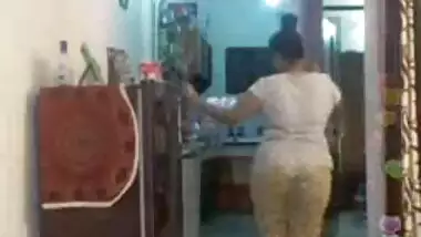 Hot desi indian bhabi shaking her sexi ass &boobs on bigo live...1