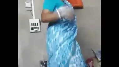 Bubbly delhi housewife bhabhi disha roy bubbly navel and cleavage expose in blue sare