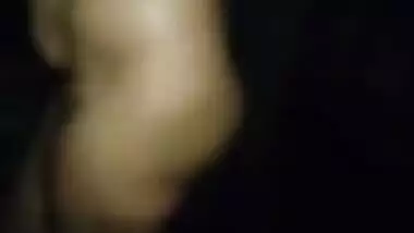 Man sneakily films how Indian woman washes XXX sex assets in darkness