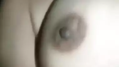 Desi chick allows XXX lover to touch breasts lying with him in the bed