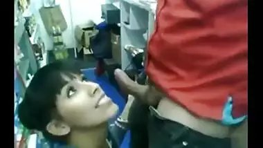 XXX sex videos of Assamese girl giving blowjob to Delhi store owner