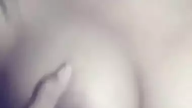 Desi hottie is online just to expose naked titties for XXX wankers